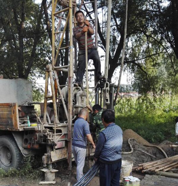 地源熱泵安裝流程-鉆機打孔鉆孔下U型管